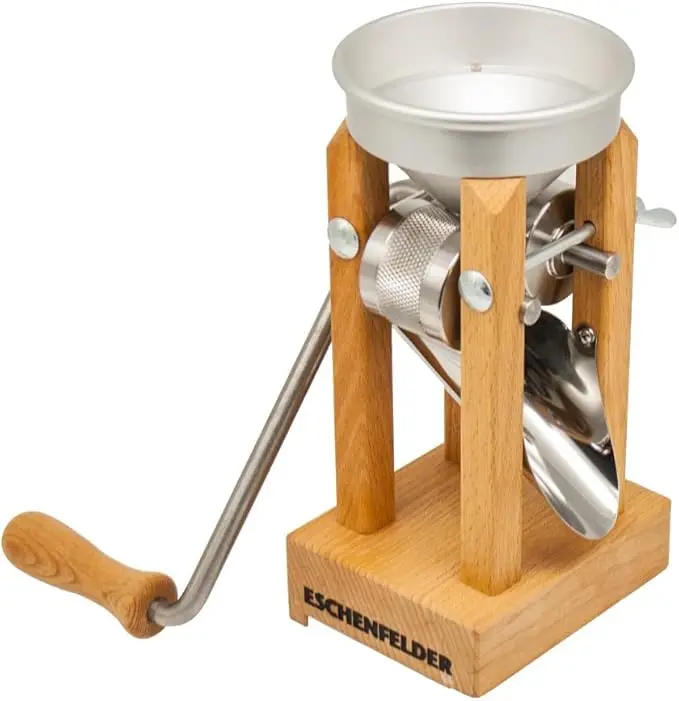 Eschenfelder Getreidequetsche mit hygienischem Aluminiumtrichter für schadstofffreie Haferflocken.