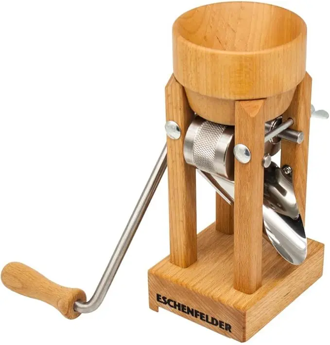 Manuelle Eschenfelder Getreidequetsche aus Buchenholz für frische Haferflocken im Vergleich.