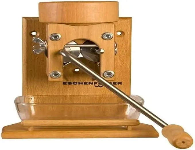 Wandmontierte Eschenfelder Getreidequetsche aus Buche für eine platzsparende und gesunde Küche.