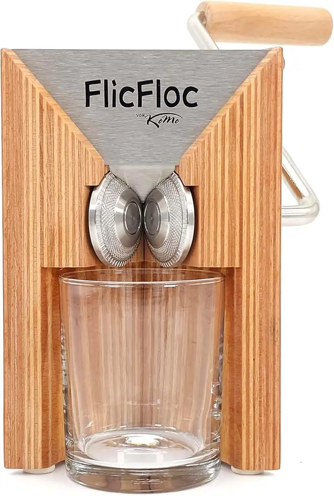 Kompakte KoMo FlicFloc Getreidequetsche aus Buchenholz mit Auffangglas für gesunde Flocken.