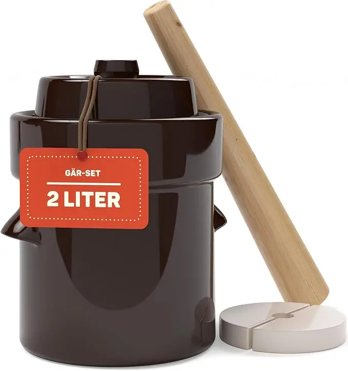 Nachhaltige Gärtöpfe im Test: Das 2 Liter Set von Kenley inklusive Krautstampfer und Beschwerungssteinen aus Steingut.