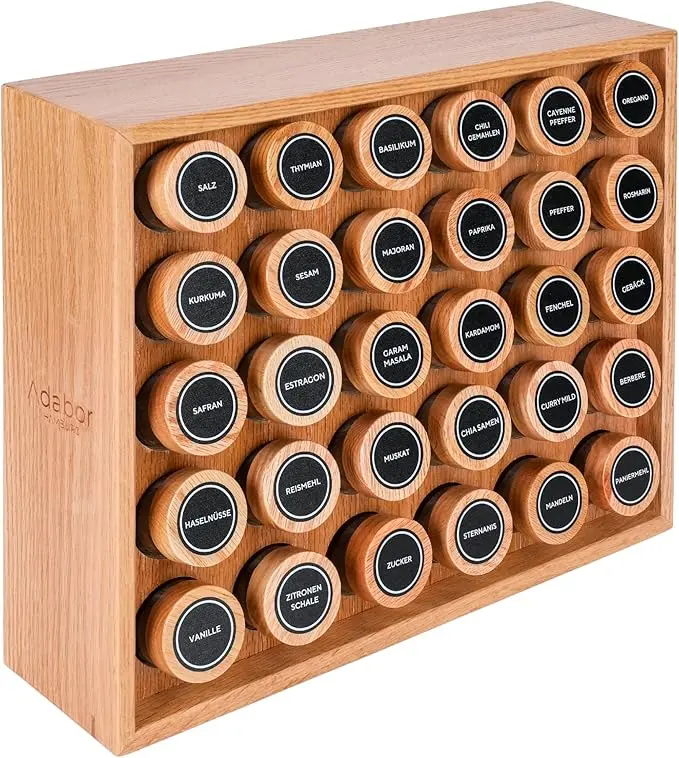 nachhaltige Gewürzregale im Test: Das massive Adabor Gewürzregal Holz aus Eiche mit 30 Gläsern und passenden Holzdeckeln.