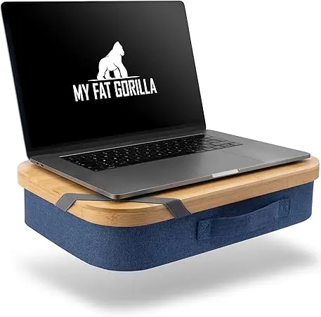 nachhaltige Laptopständer im Vergleich: Das MY FAT GORILLA Laptopkissen aus Bambus für bequemes Arbeiten auf dem Sofa.