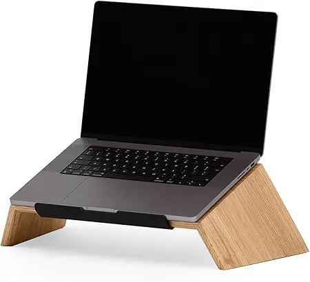 nachhaltige Laptopständer im Vergleich: Der handgefertigte Laptopständer Holz von Oakywood aus massiver Eiche und Stahl.
