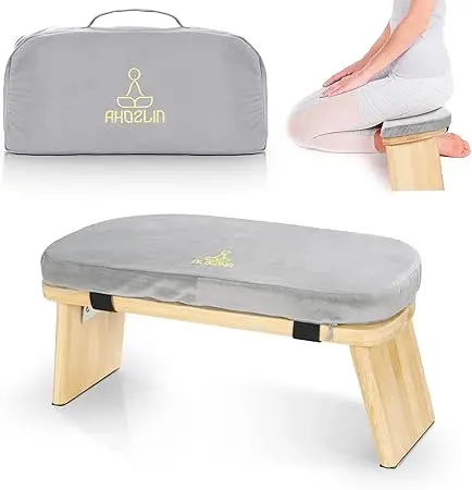 nachhaltige Meditationsbänke im Test: Die klappbare IPEB Meditationsbank Holz aus Bambus mit grauem Samtkissen.