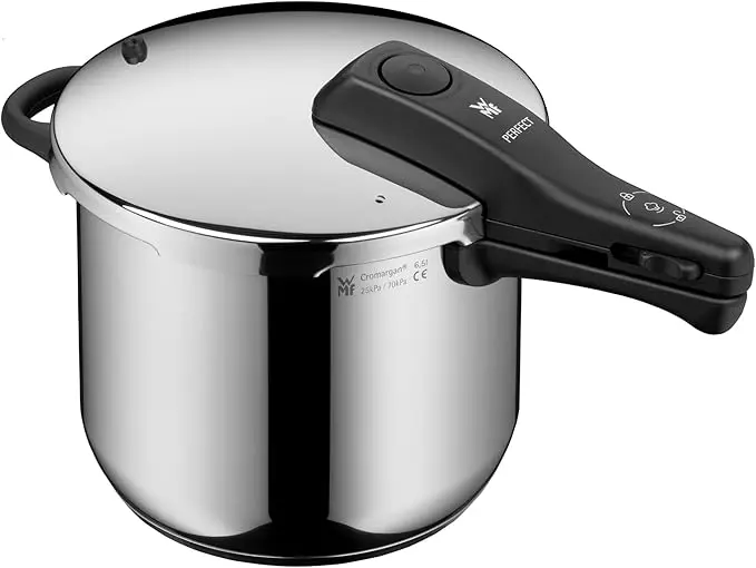nachhaltige Schnellkochtöpfe im Vergleich: Der WMF Perfect One Pot aus Cromargan Edelstahl auf einem Induktionsherd.
