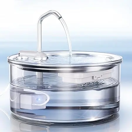 Nachhaltige Trinkbrunnen im Vergleich: Transparenter Tomxcute Katzenbrunnen aus Borosilikatglas und Edelstahl.