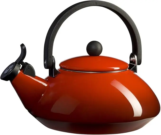 nachhaltige Flötenkessel im Vergleich: Der kirschrote Le Creuset Zen Wasserkessel aus emailliertem Stahl.