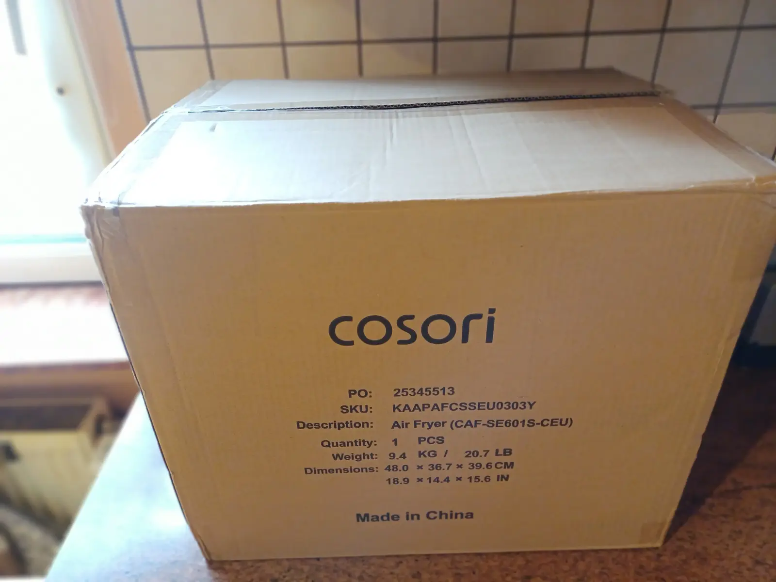 COSORI ICONIC Single Praxis-Check: Die Originalverpackung der nachhaltigen Heißluftfritteuse nach der Lieferung.