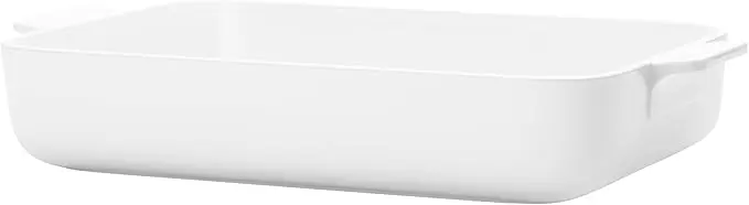 nachhaltige Auflaufformen im Vergleich: Die weiße Villeroy & Boch Clever Cooking Ofenform aus Premium Porzellan auf einer Arbeitsplatte.