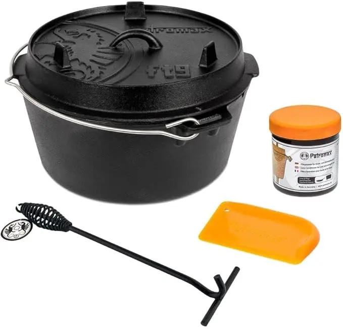 nachhaltige Dutch Oven im Vergleich: Der Petromax ft9 Feuertopf aus Gusseisen inklusive Zubehör und Deckelheber.