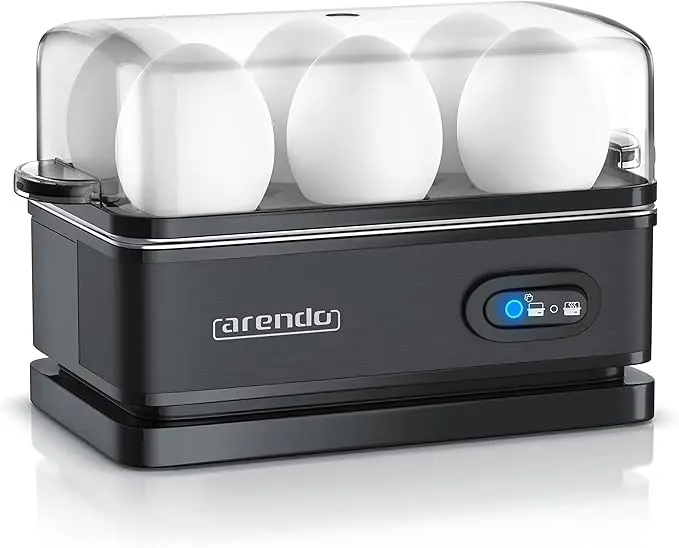 nachhaltige Eierkocher im Vergleich: Der Arendo Sixcook aus gebürstetem Edelstahl auf einer Küchenarbeitsplatte.