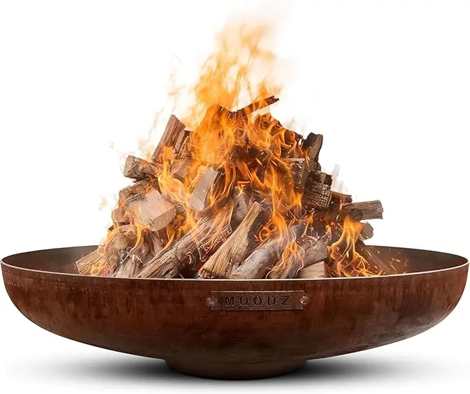 nachhaltige Feuerschalen im Vergleich: Die massive MOODZ Outdoor Living Feuerschale aus 3mm Cortenstahl auf einer Terrasse.