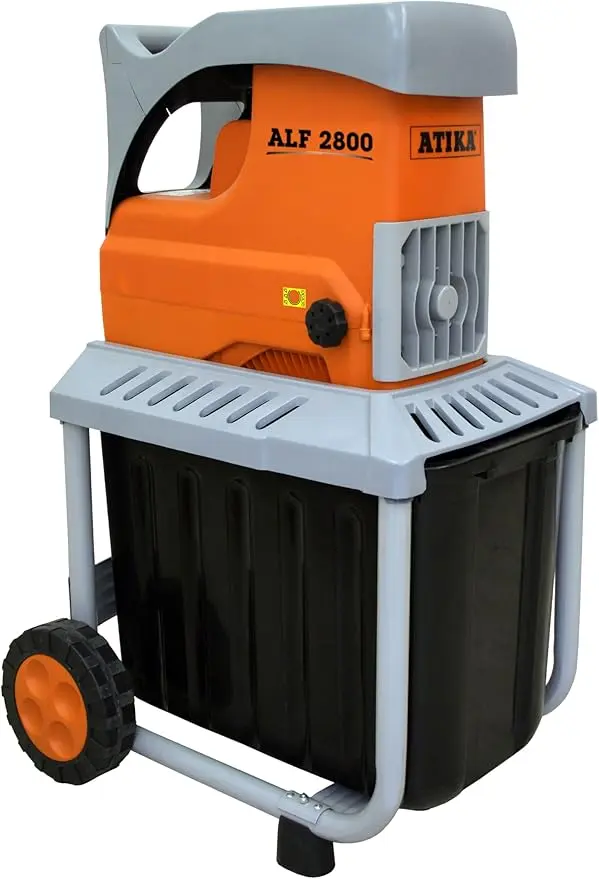 nachhaltige Gartenhäcksler im Vergleich: Der orangefarbene ATIKA ALF 2800 Walzenhäcksler im Einsatz auf einer Rasenfläche