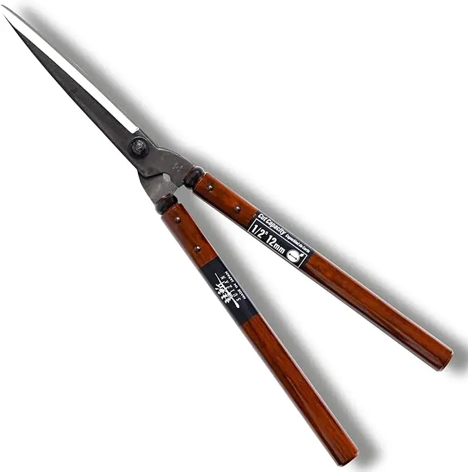 nachhaltige Gartenscheren im Vergleich: Die handgefertigte japanische SUIZAN Schere mit Eichenholzgriffen und Stahlklingen.