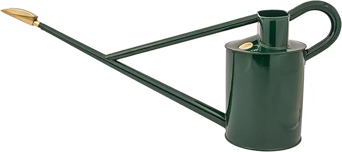 nachhaltige Gießkannen im Vergleich: Der Klassiker Haws Professional Long Reach aus grünem galvanisiertem Stahl.
