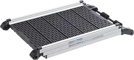 nachhaltige Hunderampen aus Aluminium im Vergleich: Die Kleinmetall DOGWALK3 Teleskoprampe aus eloxiertem Aluminium am Auto.