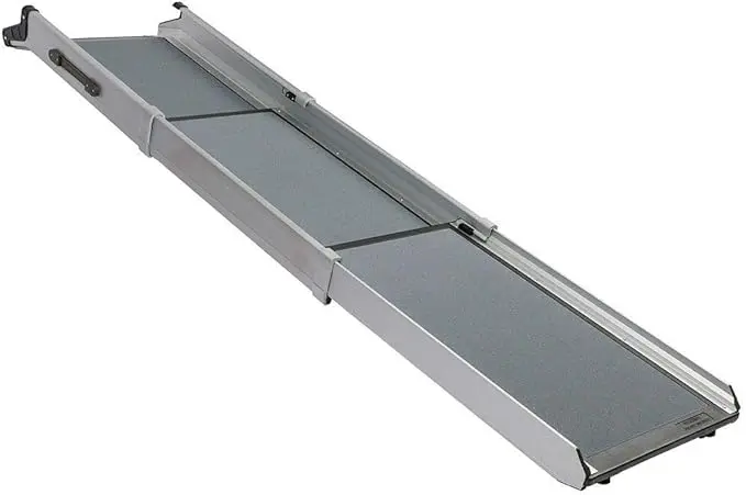 nachhaltige Hunderampen aus Aluminium im Vergleich: Die PetSafe Happy Ride XL Teleskoprampe für sehr schwere Hunde an einem Minivan.