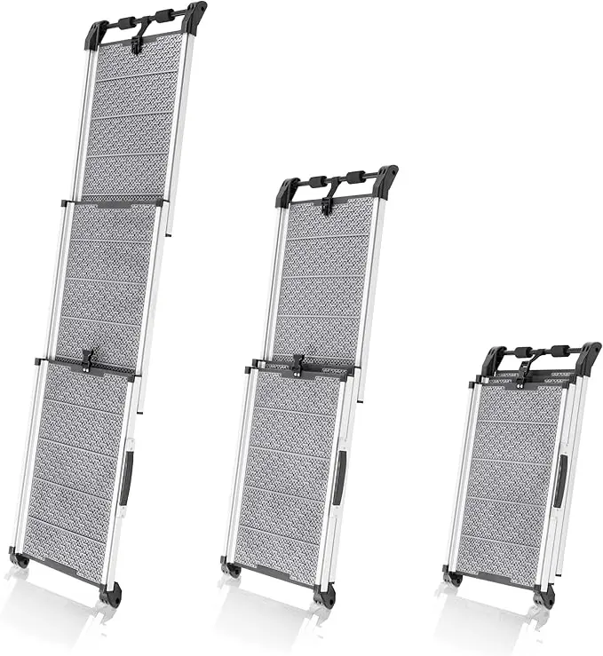 nachhaltige Hunderampen aus Aluminium im Vergleich: Die PRIORPET Teleskoprampe mit reflektierenden Seiten an einem SUV.