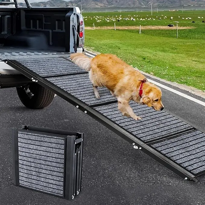 nachhaltige Hunderampen aus Aluminium im Vergleich: Die breite Snagle Paw XL Rampe mit Teppichbelag an einem SUV.