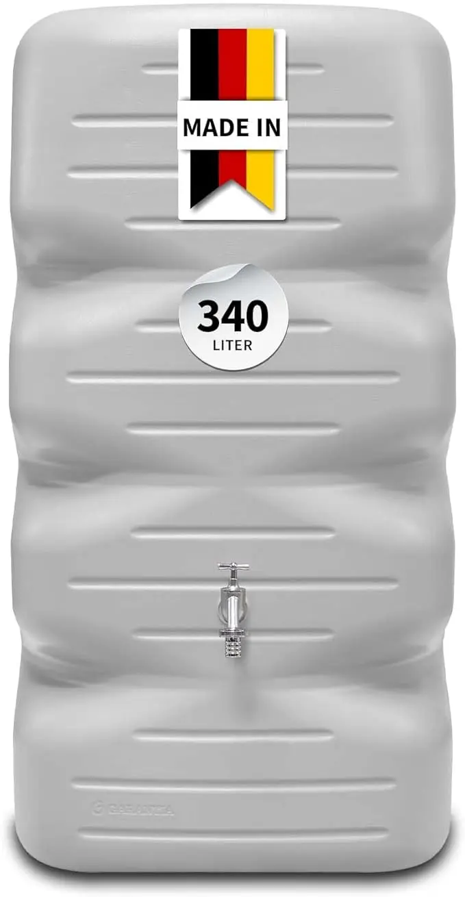 nachhaltige Regentonnen im Vergleich: Der eckige GARANTIA CUBUS Wasserspeicher aus Recyclingkunststoff in Betongrau.