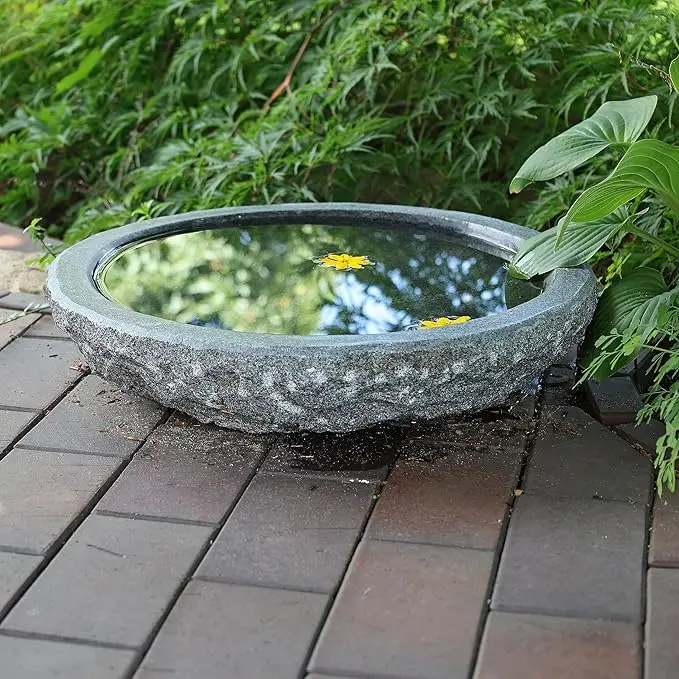 nachhaltige Vogeltränken im Vergleich: Die massive CLGarden Granit-Wasserschale als sicheres Vogelbad im Garten.