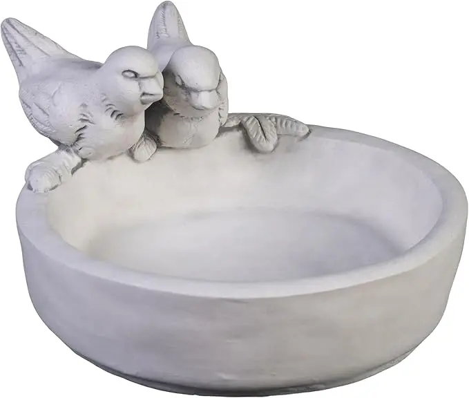 nachhaltige Vogeltränken im Vergleich: Eine massive Tränke aus frostsicherem Steinguss mit Vogelmotiven für den Garten.
