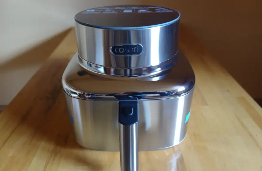 COSORI ICONIC Single Praxis-Check: Die nachhaltige Heißluftfritteuse aus Edelstahl auf einer Echtholz-Arbeitsplatte im Detail.