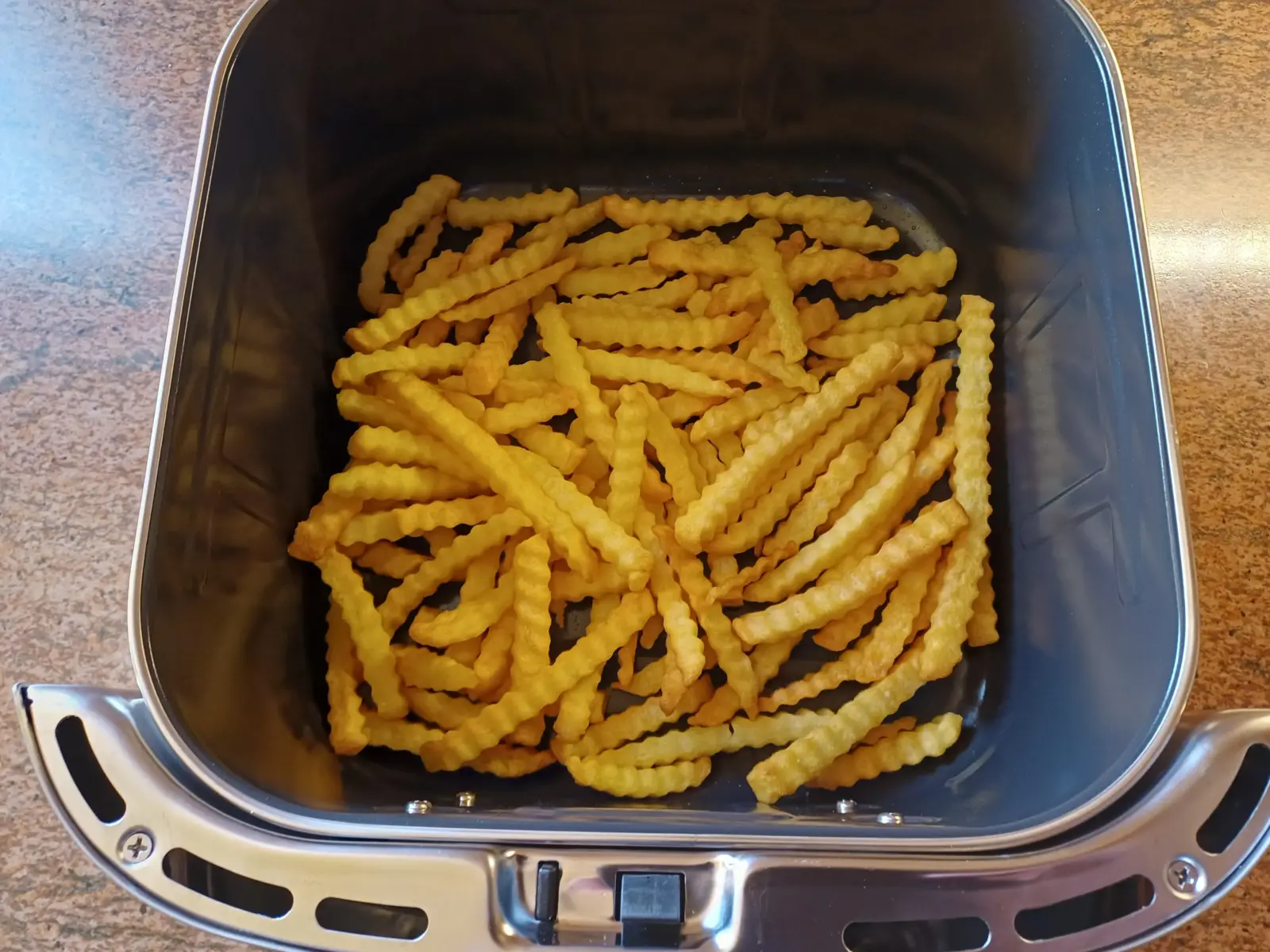 Goldbraun gegarte, knusprige Pommes frites aus der COSORI ICONIC Single im Praxis-Check.