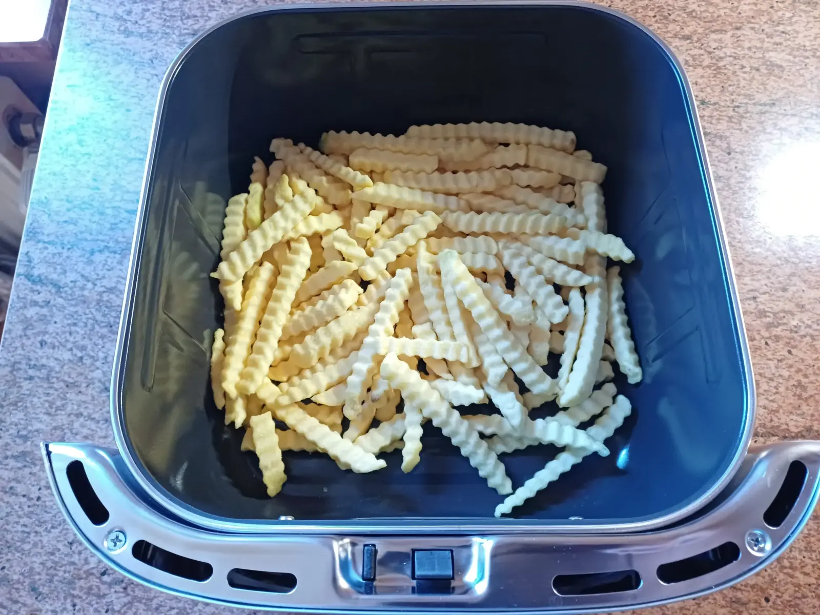 Zubereitung von gefrorenen Pommes frites im 6,2 Liter Korb der COSORI ICONIC Single Heißluftfritteuse.
