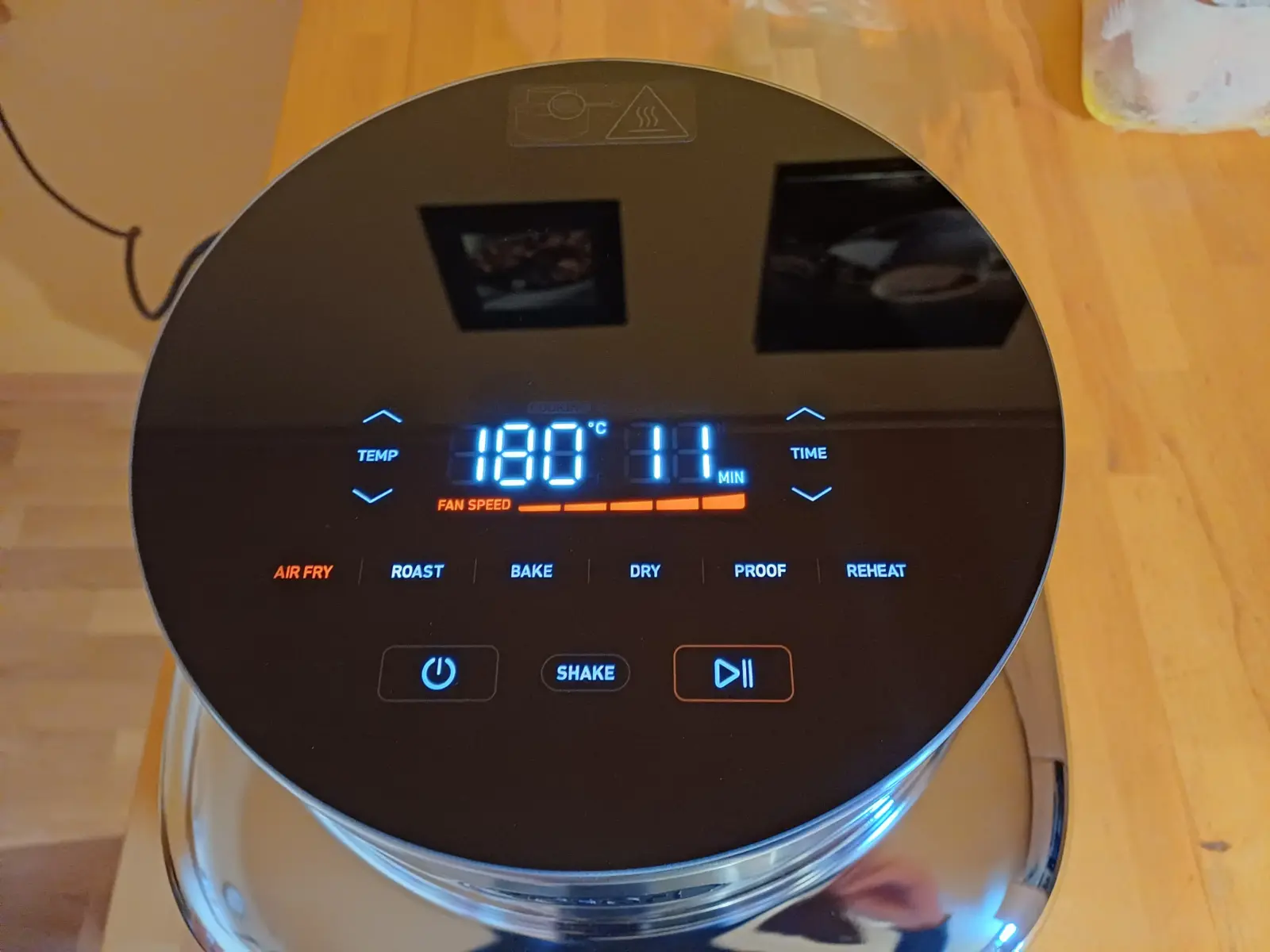 Das digitale Touch-Display der COSORI ICONIC Single im Detail: Sechs Kochfunktionen und präzise Temperaturwahl bis 230 Grad.
