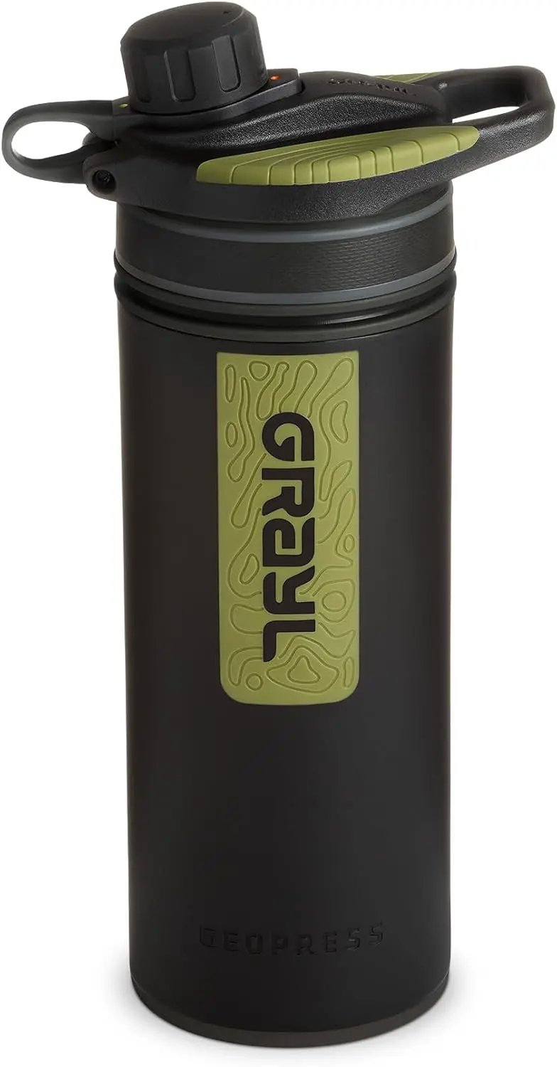 Ein schwarzer GRAYL GeoPress Wasserfilter zur Aufbereitung von Trinkwasser beim Camping.
