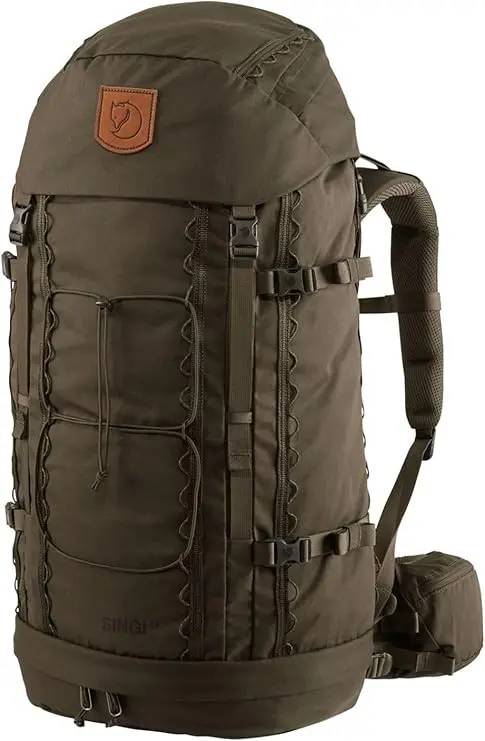 Der Fjällräven Singi 48 mit ökologischem Holzrahmen als nachhaltige Bushcraft-Rucksäcke Modell.