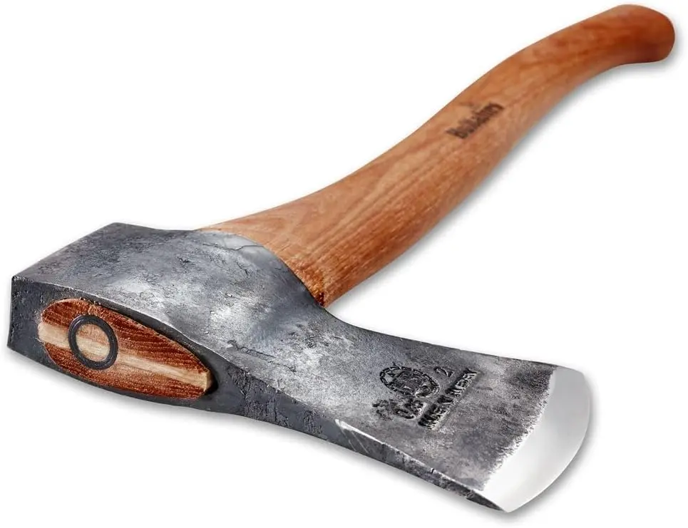 Die handgeschmiedete Hultafors Ekelund Fällaxt als nachhaltige Bushcraft-Äxte Modell für schwere Arbeiten.
