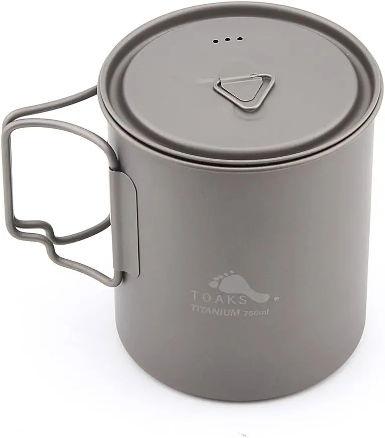 Ein detaillierter Check zeigt, wie der TOAKS Titan-Becher als nachhaltige Camping-Töpfe Lösung durch stoffliche Beständigkeit und Biokompatibilität überzeugt.