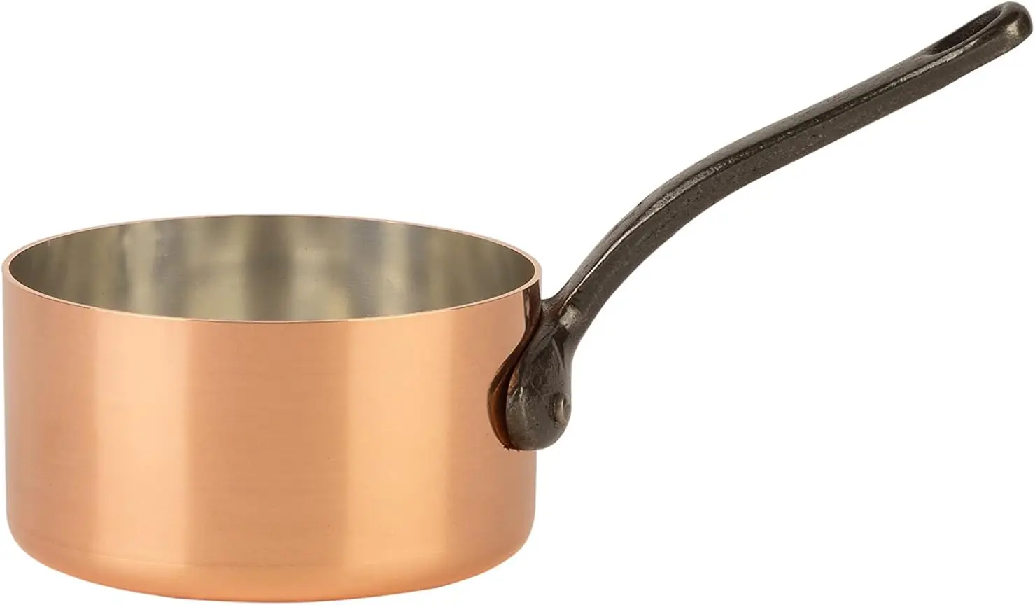  Ein traditioneller Vergleich zeigt, wie nachhaltige Kupfertöpfe von Cuisine Romefort durch eine klassische Zinn-Auskleidung und französische Handwerkskunst überzeugen.