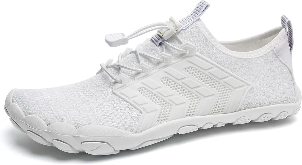 Ein fachlicher Vergleich zeigt, wie nachhaltige Barfußschuhe von IceUnicorn durch ein Schnell-Entwässerungssystem und recycelte Materialien überzeugen.