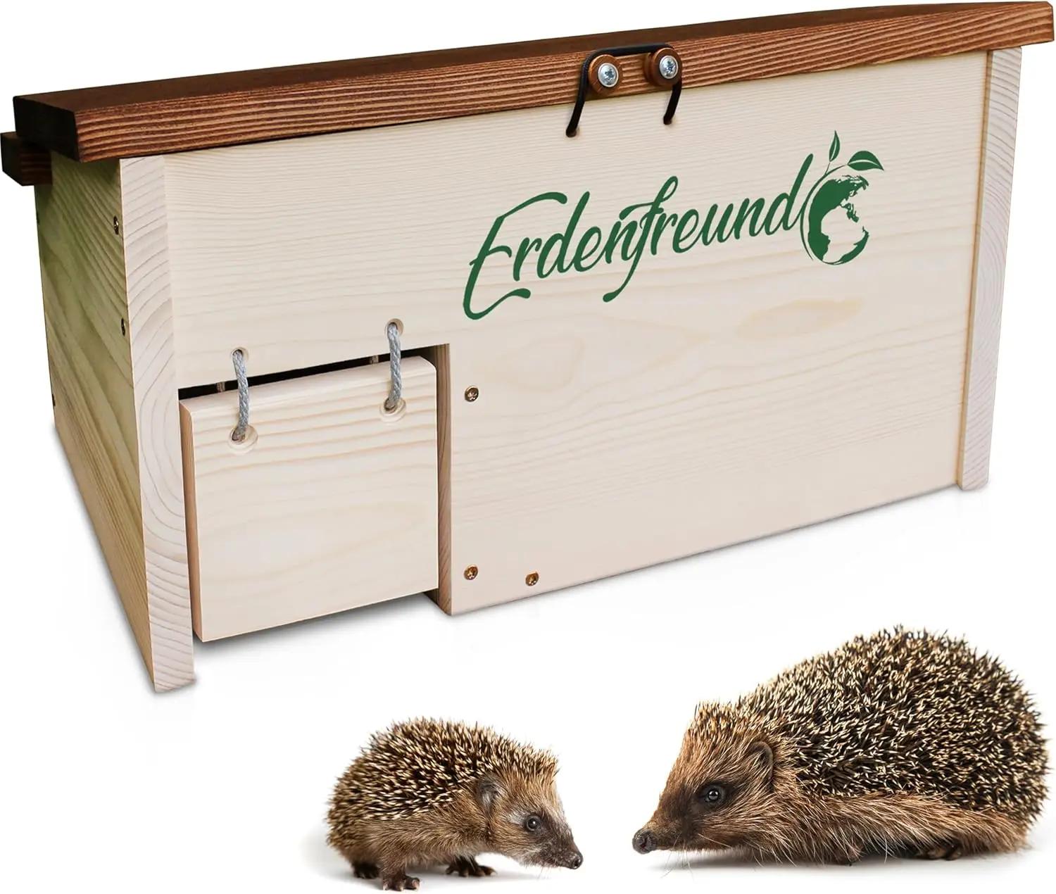 Ein fachlicher Vergleich zeigt, wie nachhaltige Igelhäuser von Erdenfreund durch Massivholz und eine Rattenklappe einen sicheren Rückzugsort bieten.