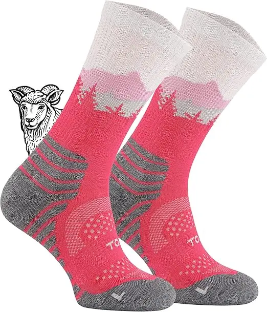 Ein fachlicher Vergleich zeigt, wie nachhaltige Wandersocken von TODO durch EU-Handarbeit und 55 % Merinowolle für Komfort im Gebirge sorgen