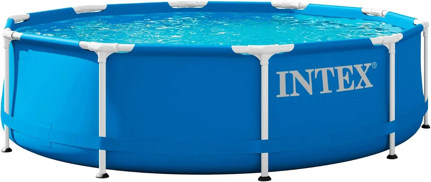 Ein runder Stahlrahmen-Pool von Intex steht stabil im Garten und bietet eine wasser- und ressourcensparende Möglichkeit zur sommerlichen Erfrischung.