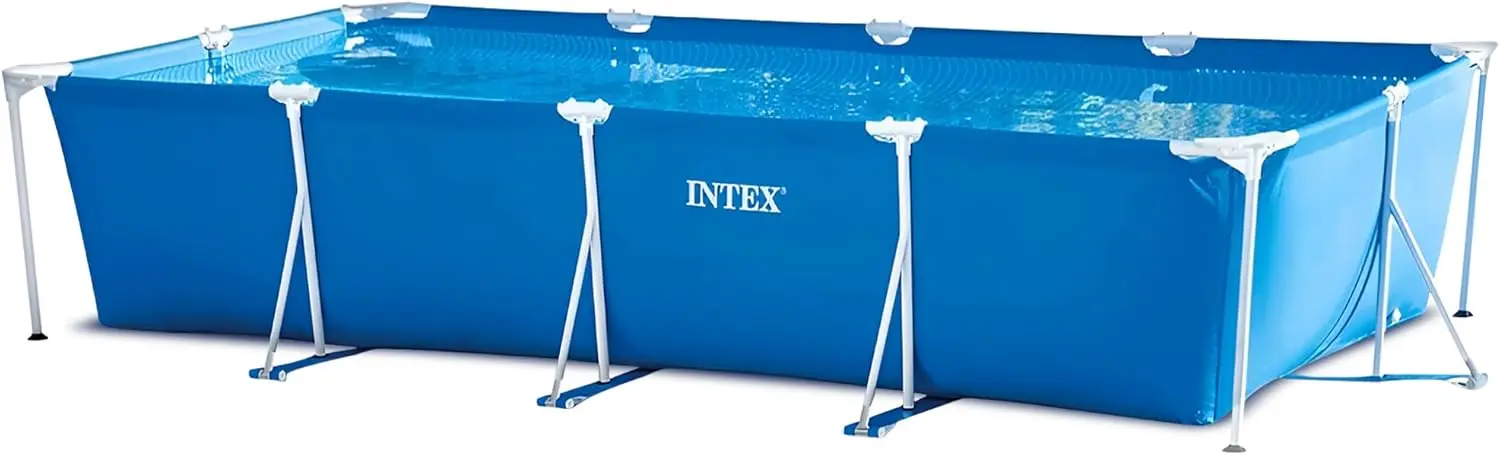 Ein großer Intex Aufstellpool mit stabilen Stahlstreben steht auf einer grünen Rasenfläche und bietet eine langlebige Basis für den Sommerurlaub zu Hause