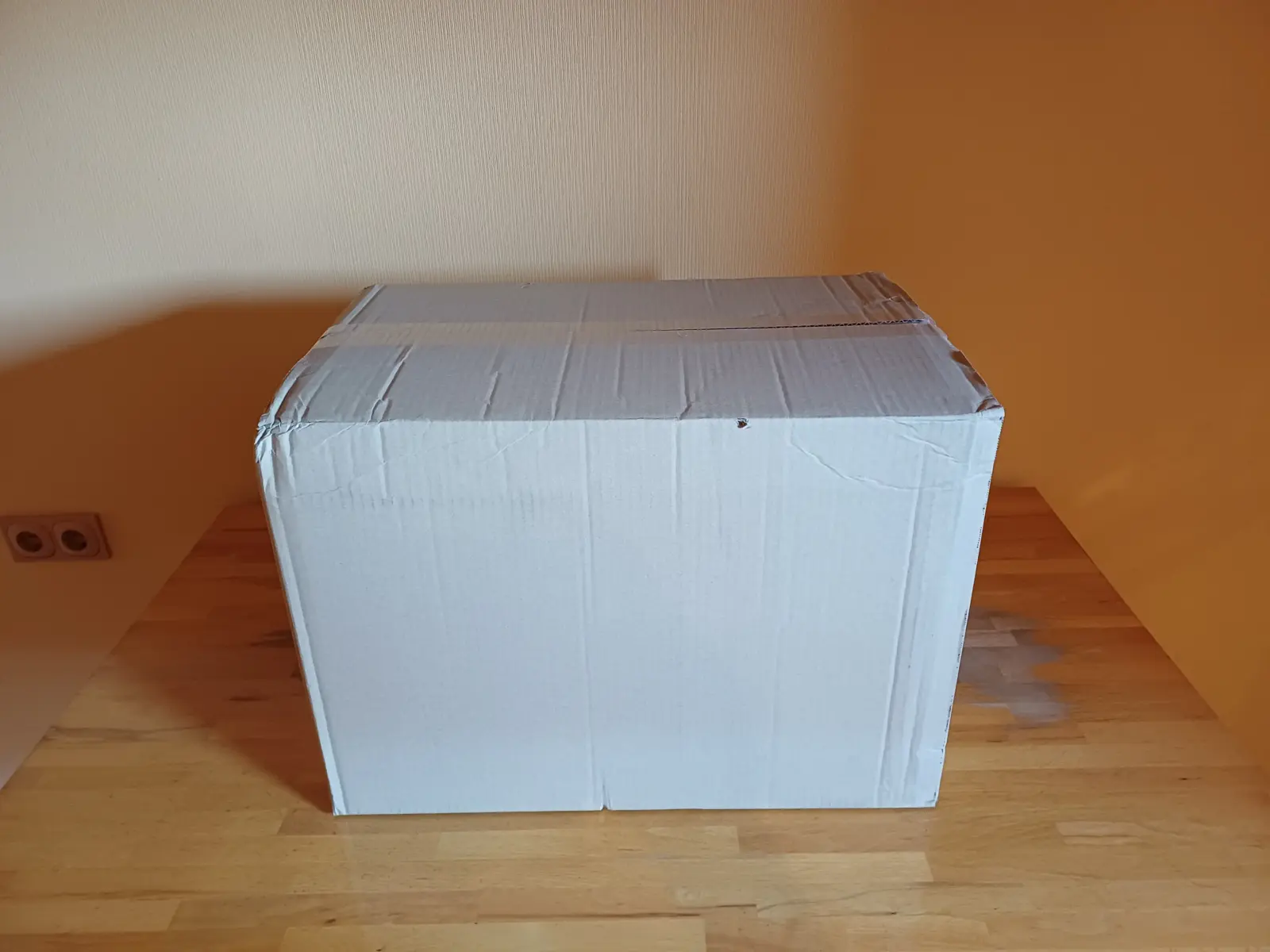 „Unsere oecoLife Erfahrungen beginnen mit der Dokumentation des stabilen Versandkartons, der konsequent auf unnötige Werbeaufdrucke und Plastikverpackungen verzichtet.“