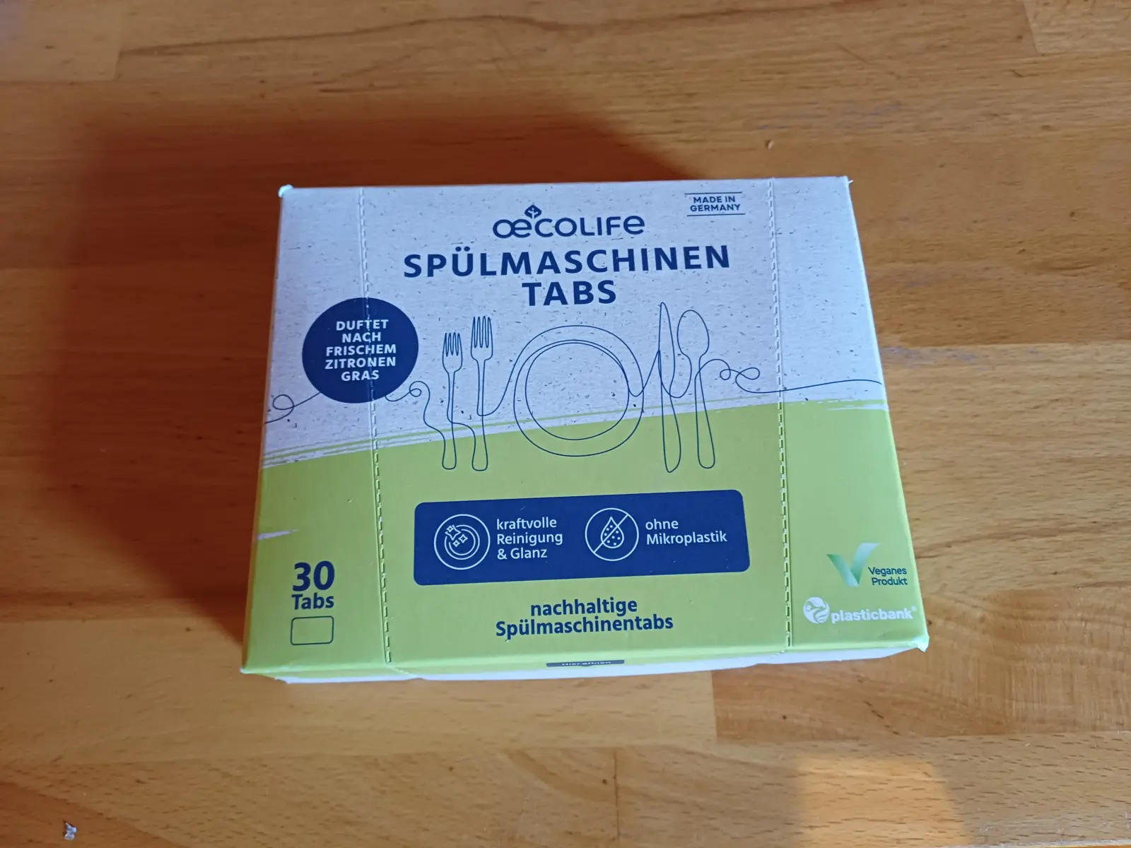 Unsere oecoLife Erfahrungen bestätigen eine kraftvolle Reinigung durch plastikfreie Spülmaschinentabs aus deutscher Produktion.