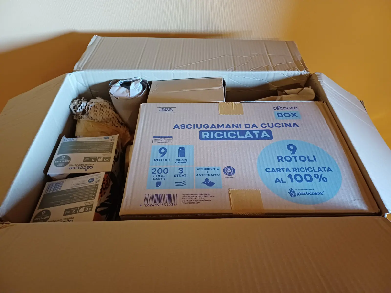 „Der Blick in das Paket zeigt echte oecoLife Erfahrungen mit nachhaltigem Wabenpapier und einer konsequenten Papierpolsterung statt herkömmlicher Luftpolsterfolie.“