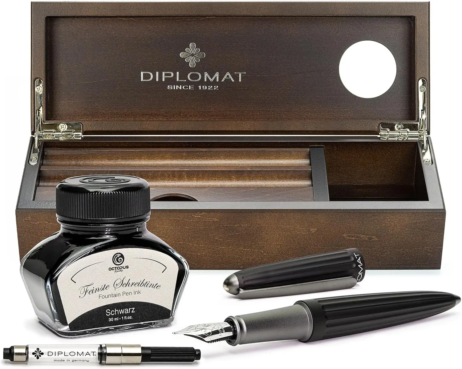 Ein fachlicher Vergleich zeigt das Diplomat Aero Füllhalter-Set aus massivem Aluminium in einer edlen Wenge-Holzbox.