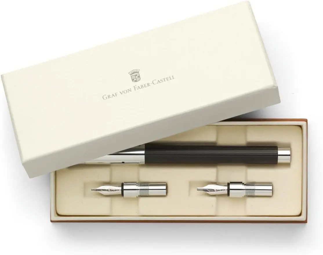 Ein fachlicher Vergleich zeigt das nachhaltige Füllfederhalter Kalligrafie-Set Tamitio von Graf von Faber-Castell aus kanneliertem Metall.