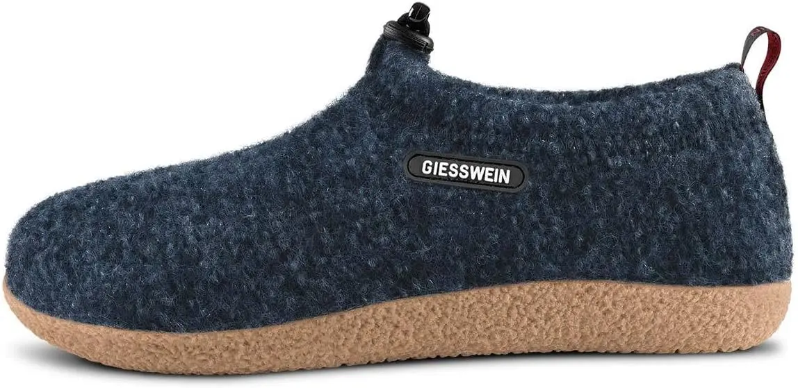 Ein fachlicher Vergleich zeigt, wie nachhaltige Hausschuhe von Giesswein durch 100 % Schurwolle und eine Naturkautschuk-Sohle für Komfort sorgen.