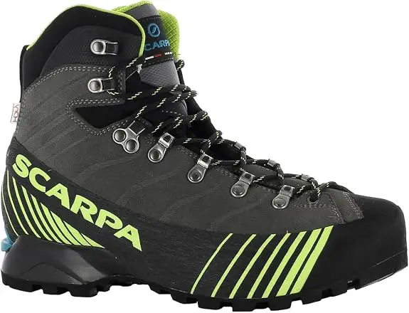 Ein fachlicher Vergleich zeigt die Scarpa Ribelle HD Alpinschuhe aus robustem Wildleder als langlebige Lösung für das Hochgebirge