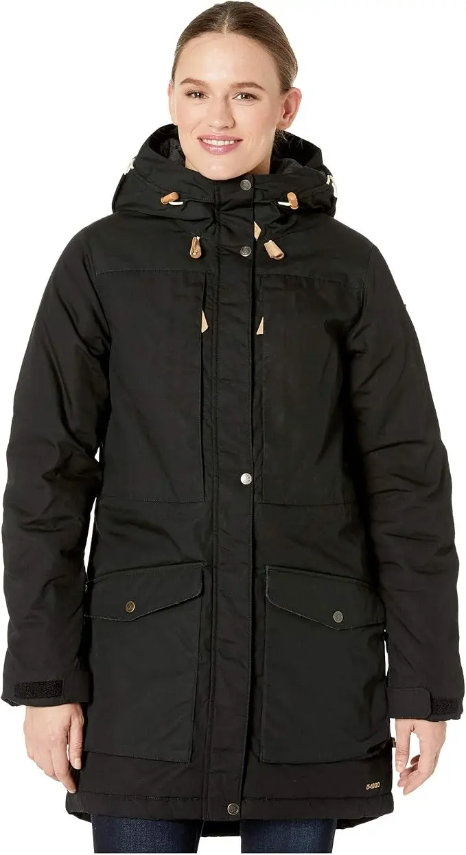Ein fachlicher Vergleich zeigt den Fjällräven Singi Wool Padded Damen Parka mit natürlicher Woll-Isolierung als langlebige Lösung