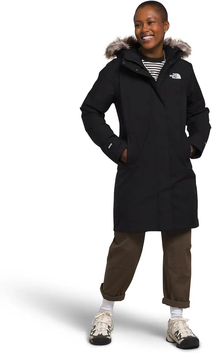Ein fachlicher Vergleich zeigt den The North Face Arctic Damen Parka aus recycelten Materialien als langlebige Lösung